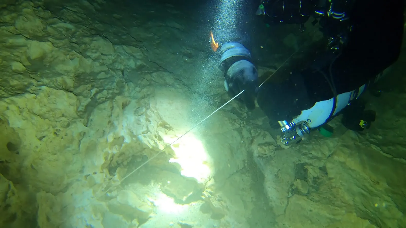 Symbolbild: Sidemount-Taucher an der Leine in der Sorgente del Brenno (Tessin), eigene Aufnahme vom 13.09.2020
