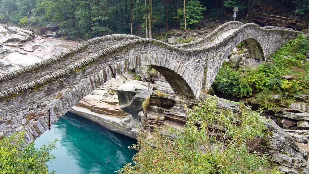 Ponte dei Salti über der Verzasca bei Lavertezzo. Foto: Peter Sieling, CC BY 2.0, zugeschnitten